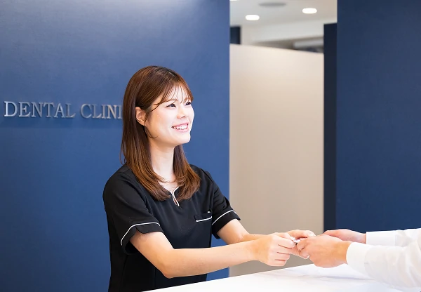受付でスタッフが対応する様子